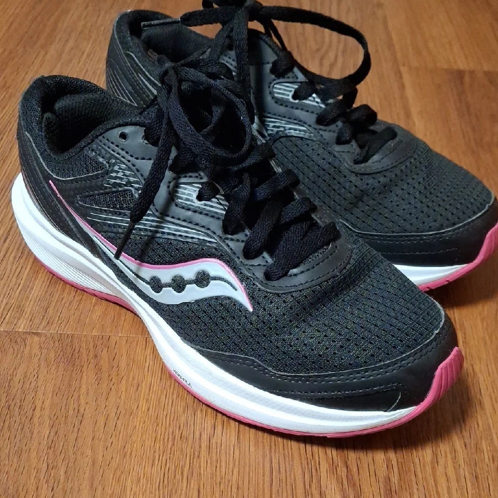Saucony Women's 8.5 W Black and Pink Sneakers Cohesion Versarun - Picture 1 of 6